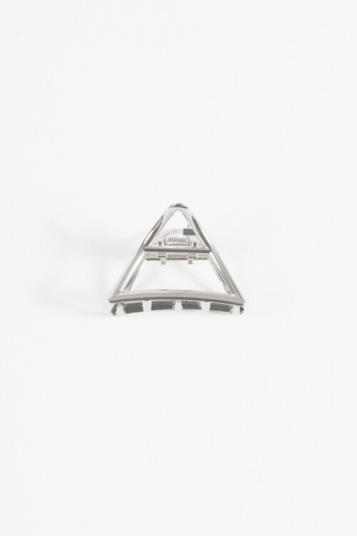 Broche metálico triangular plateado