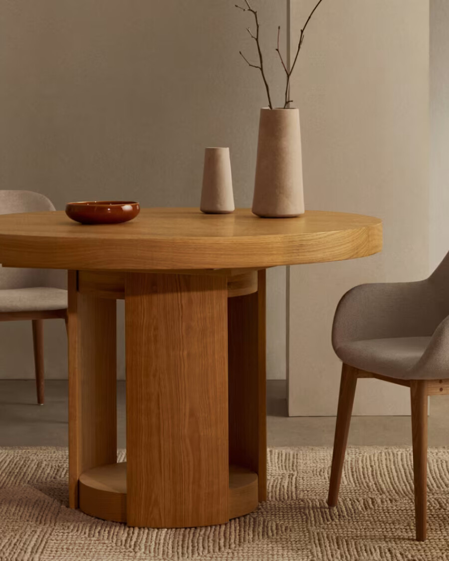 Silla Konna beige y patas de madera maciza de fresno acabado natural Silla Konna beige y patas de madera maciza de fresno acabado natural