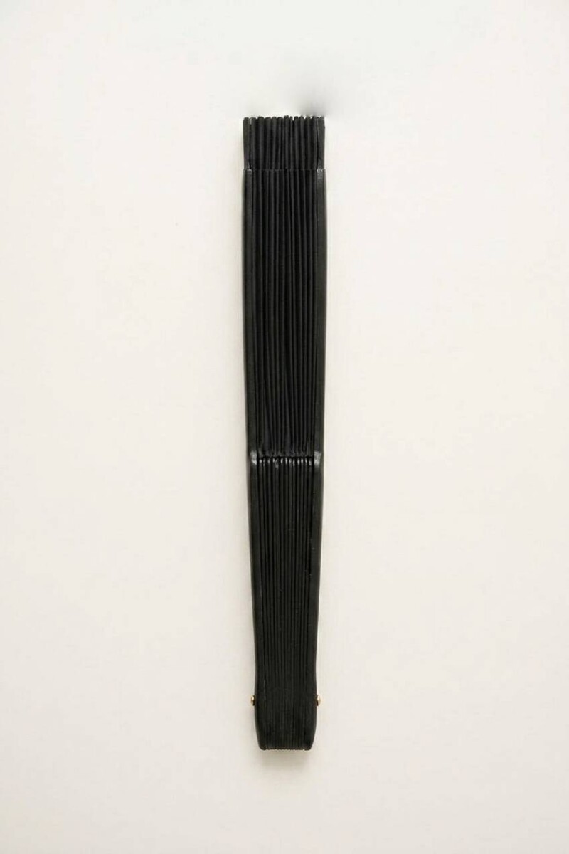 Abanico de madera negro