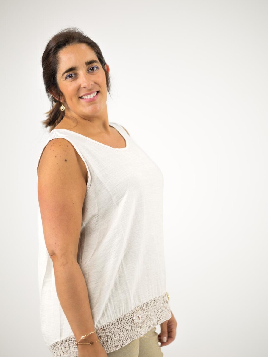 Musculosa con guarda abajo Beige