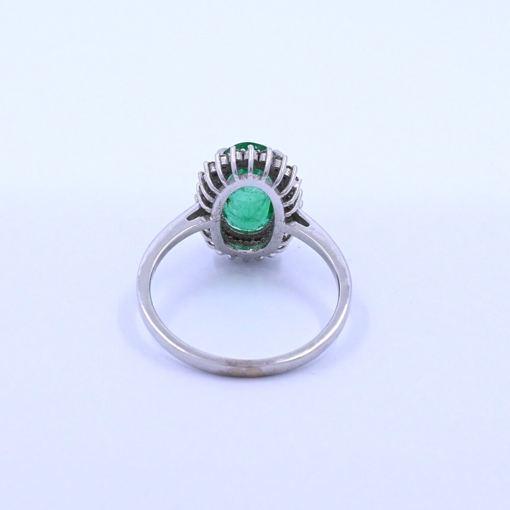 Anillo oro 14k esmeralda oval central y brillantes. Anillo oro 14k esmeralda oval central y brillantes.