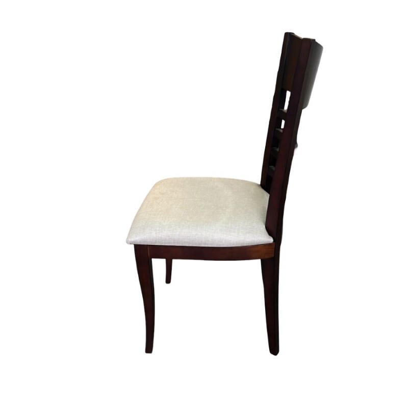 Silla en madera tapizada en tela beige - Producto con detalles. Silla en madera tapizada en tela beige - Producto con detalles.