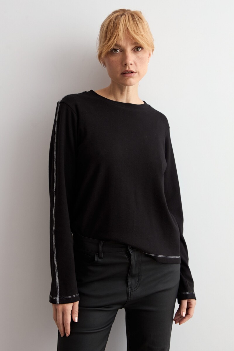 Remera pespuntes en contraste negro