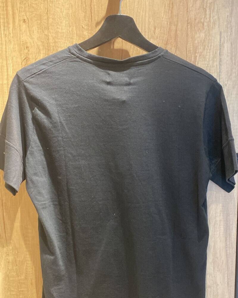 Remera Escote V Con Puño Negro
