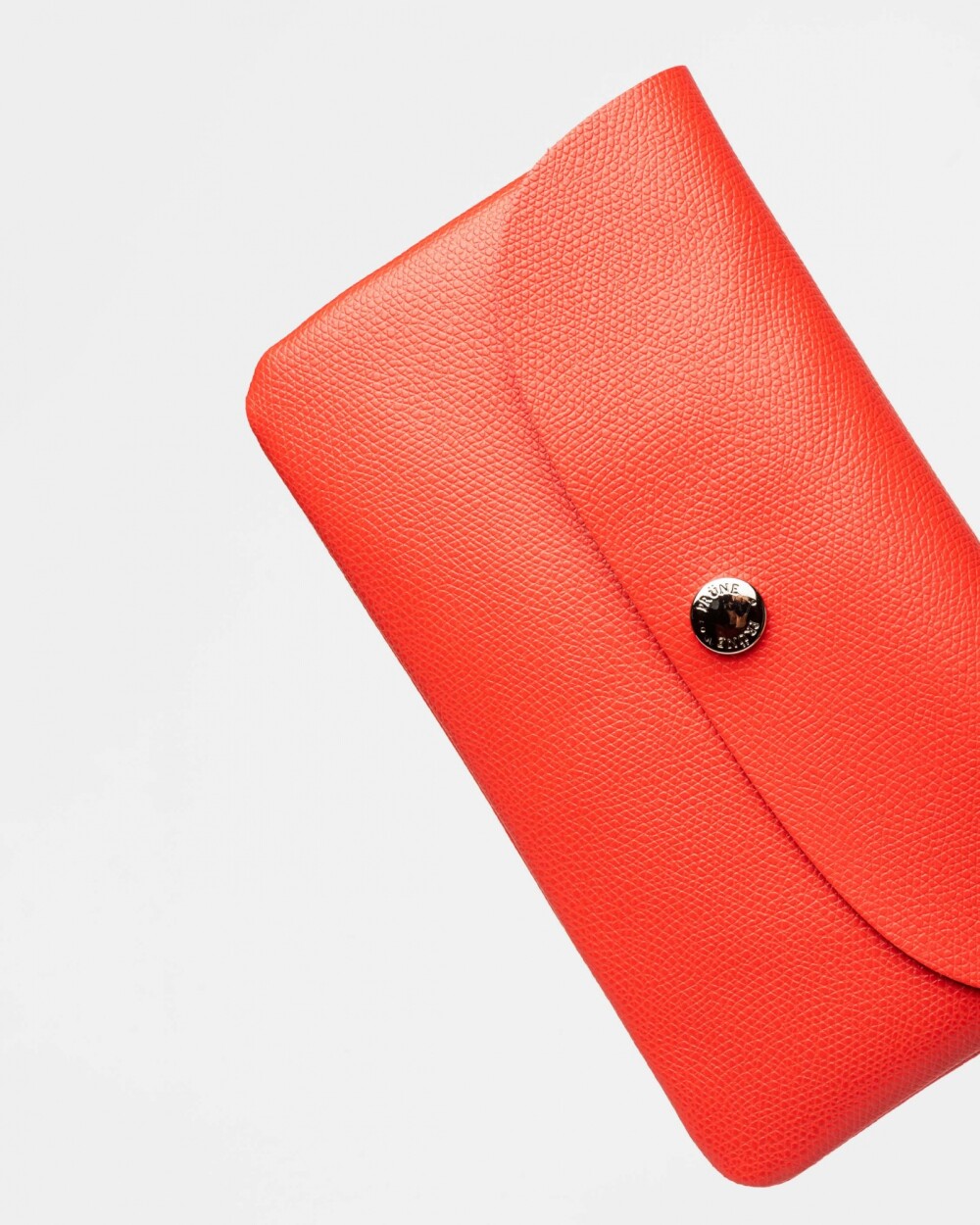 Sobre Santina en cuero grabado Ares Rojo