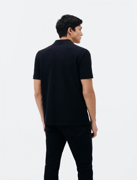 CAMISETA BÁSICA CON CUELLO NEGRO