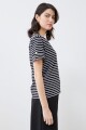 Remera rayada con botón metálico negro