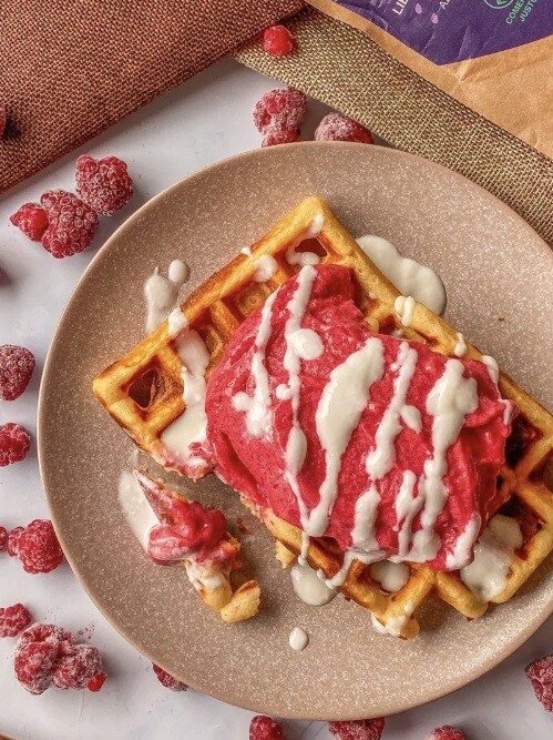 Waffles con deliciosa salsa de frutos del bosque