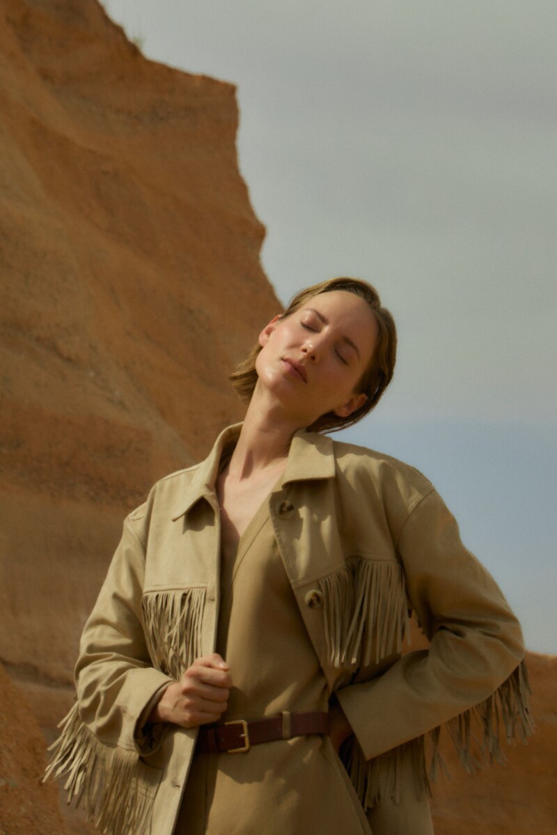 Chaqueta simil gamuza con flecos beige