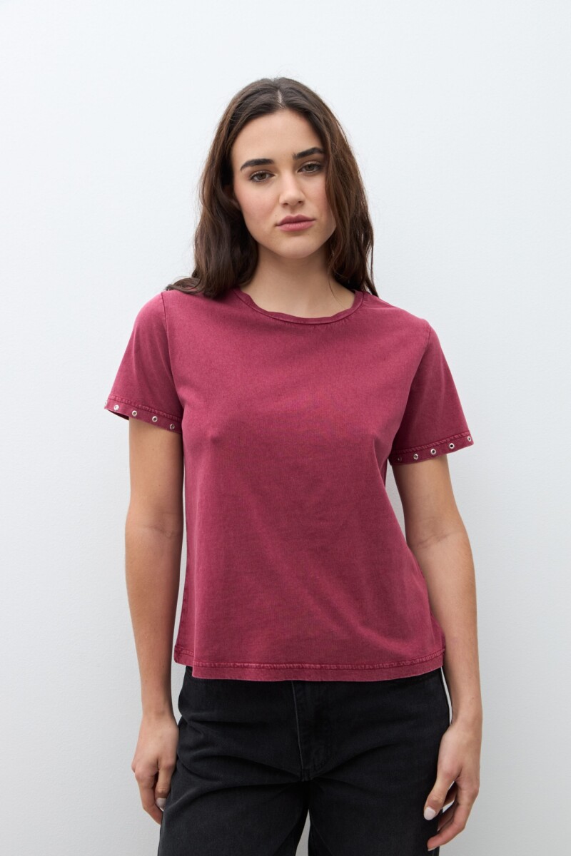 Remera con ojalillos metálicos bordo