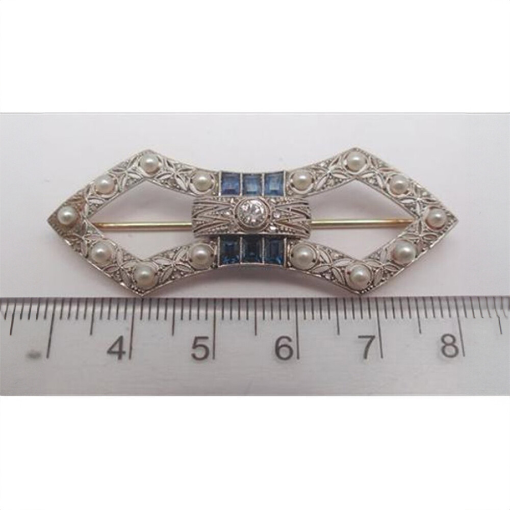 Prendedor oro 18K con perlas naturales, brillante central, diamantes y zafiros sintéticos Prendedor oro 18K con perlas naturales, brillante central, diamantes y zafiros sintéticos