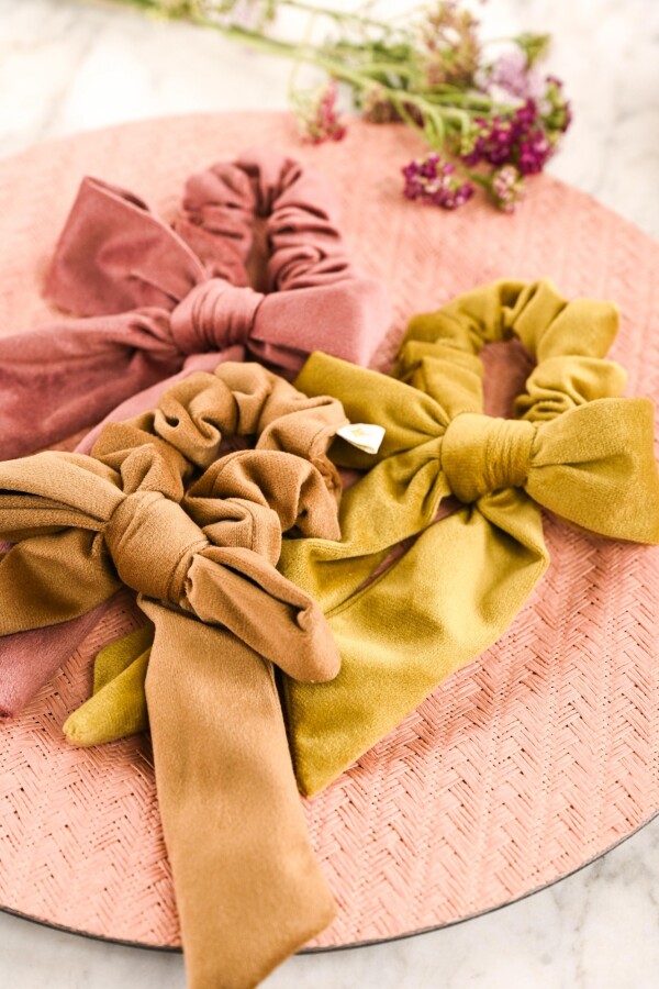 Velvet Scrunchie Moña Caramelo