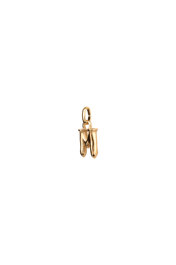 CHARM DE ALEACION DE METALES BAÑADO EN ORO DE 18 K CON FORMA DE LETRA M CON ARGOLLA Charm