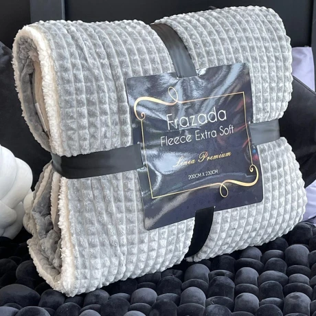 Frazada Fleece Extra Soft Lisa Reversible C/Corderito 100% Poliéster 200cm x 230cm Frazada Fleece Extra Soft Lisa Reversible C/Corderito 100% Poliéster 200cm x 230cm