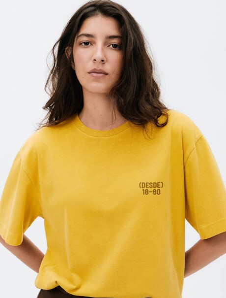 CAMISETA OVERSIZED CON ESTAMPA AMARILLO