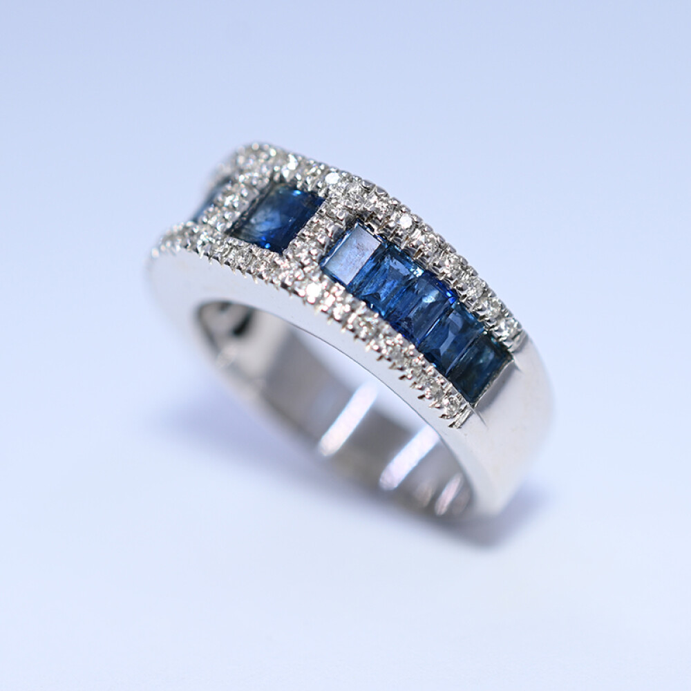 Anillo en oro 18k blanco con brillantes y zafiros azules tallado carré y baguette. Anillo en oro 18k blanco con brillantes y zafiros azules tallado carré y baguette.