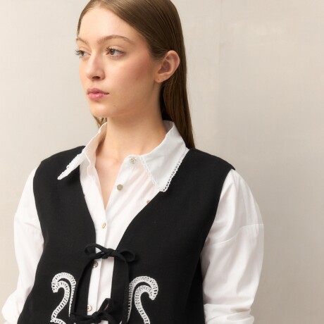 CHALECO BORDADITO Negro