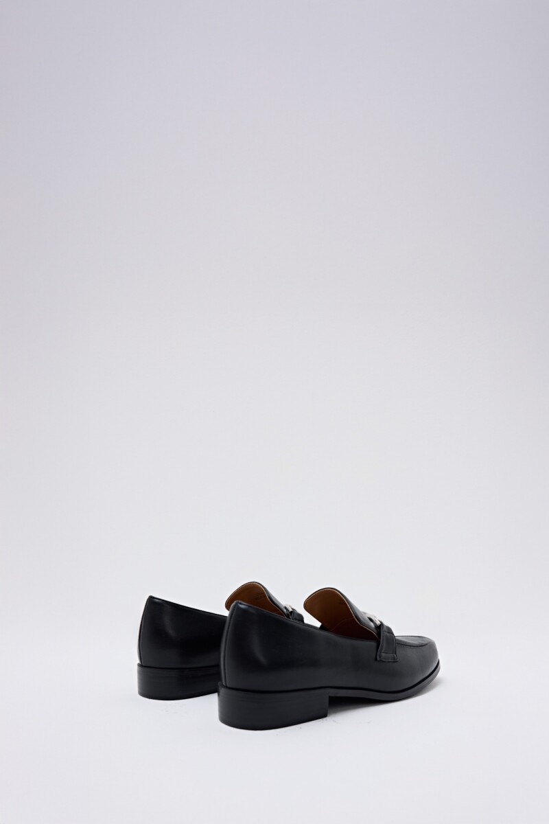Mocasín hebilla metálica negro