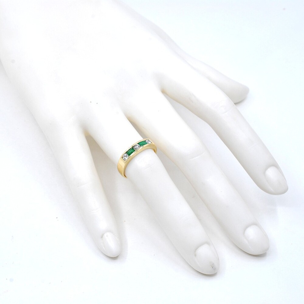 Anillo en oro 18k brillantes y esmeraldas Anillo en oro 18k brillantes y esmeraldas