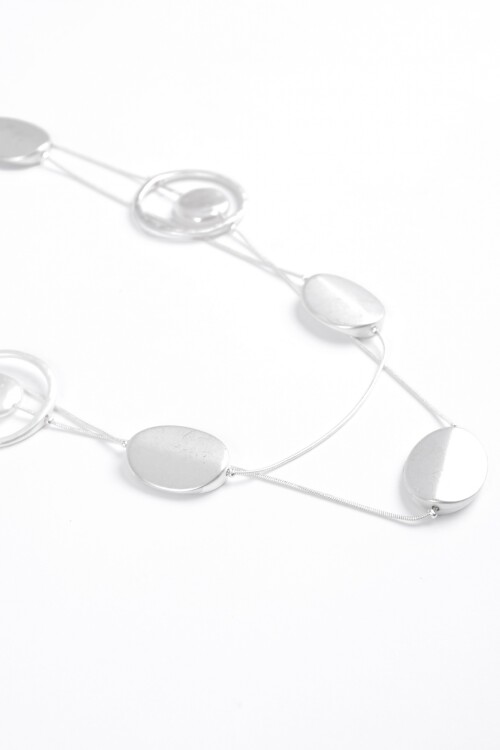 Collar largo detalles simil perlas plateado
