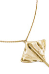COLGANTE DE CADENA LARGA DE ALEACIÓN DE METALES BAÑADA EN ORO 18K CON MANTARRAYA Colgante