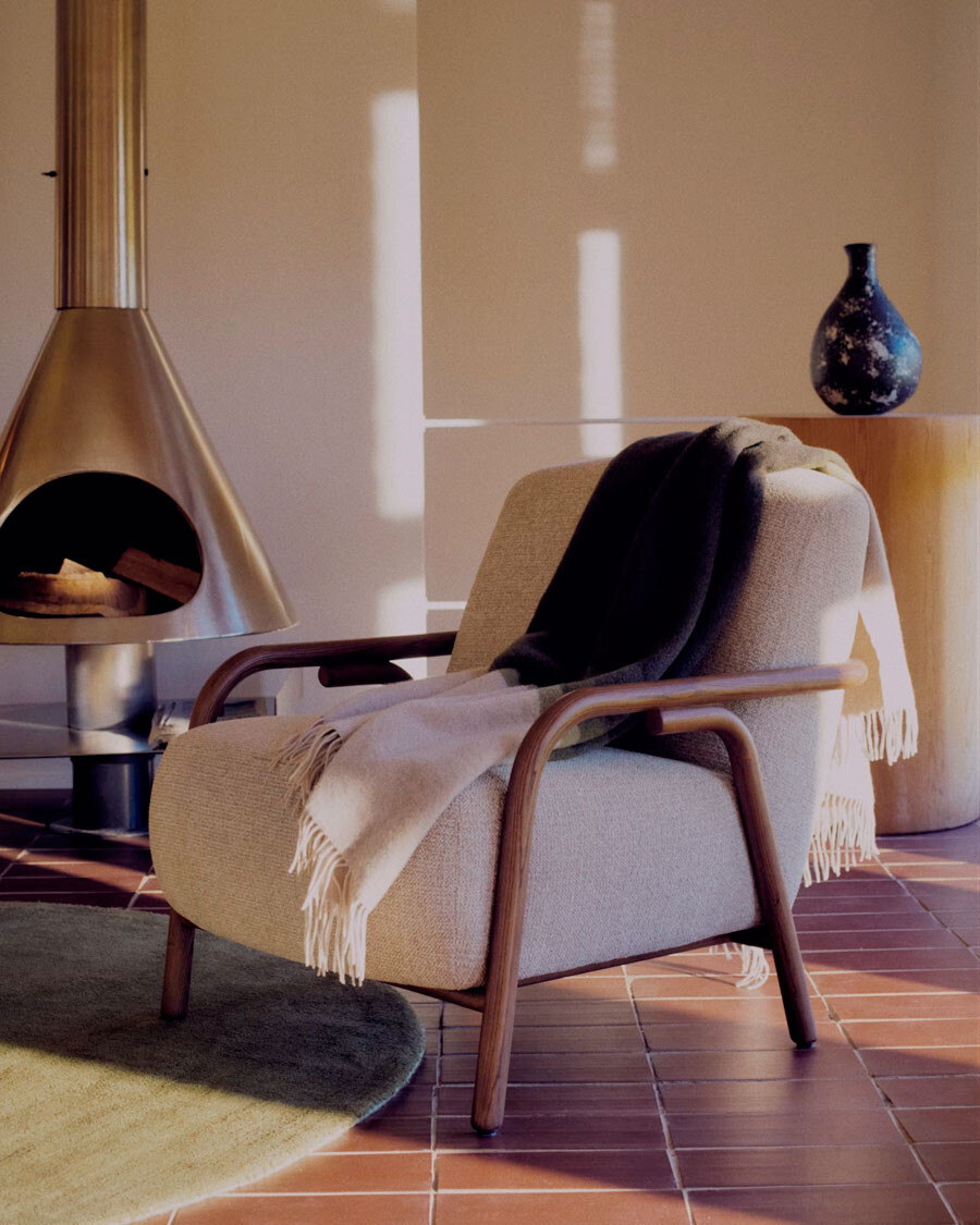 Butaca Sylo de chenilla beige y madera maciza de fresno con acabado tono nogal FSC 100% Butaca Sylo de chenilla beige y madera maciza de fresno con acabado tono nogal FSC 100%