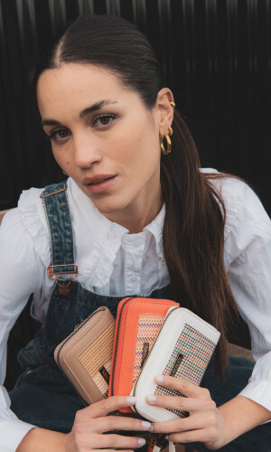 BILLETERA LORENZA HILOS MULTICOLOR C/HUESO