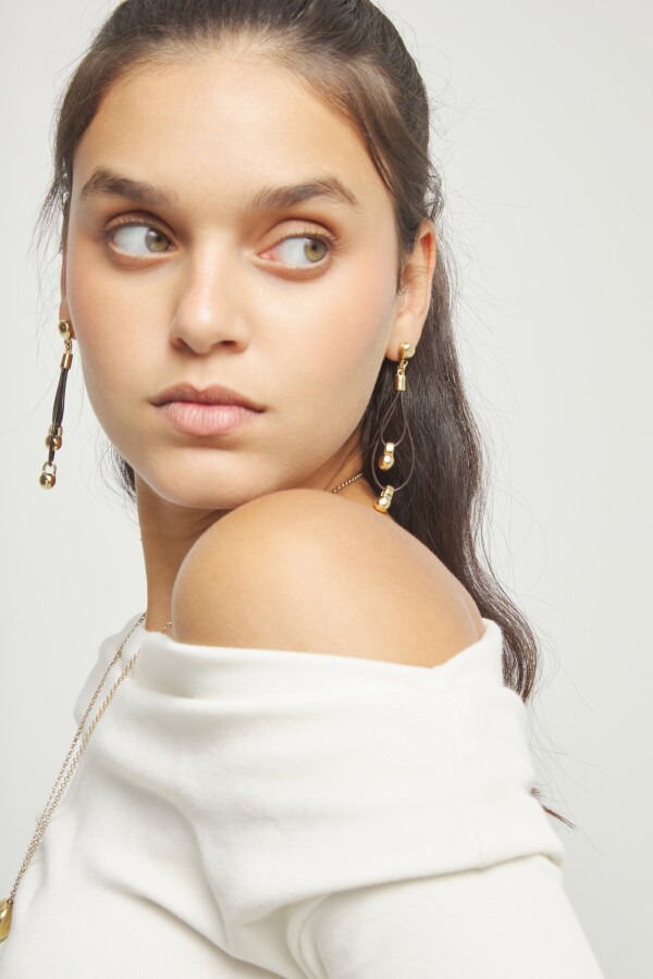 PENDIENTES DE CUERO LARGO DOBLE CON DETALLE DE BOLA DE ALEACIÓN DE METALES BAÑADA EN ORO 18K Pendiente