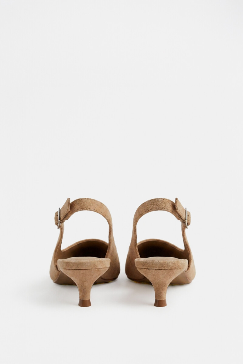 Zapato en punta simil gamuza beige
