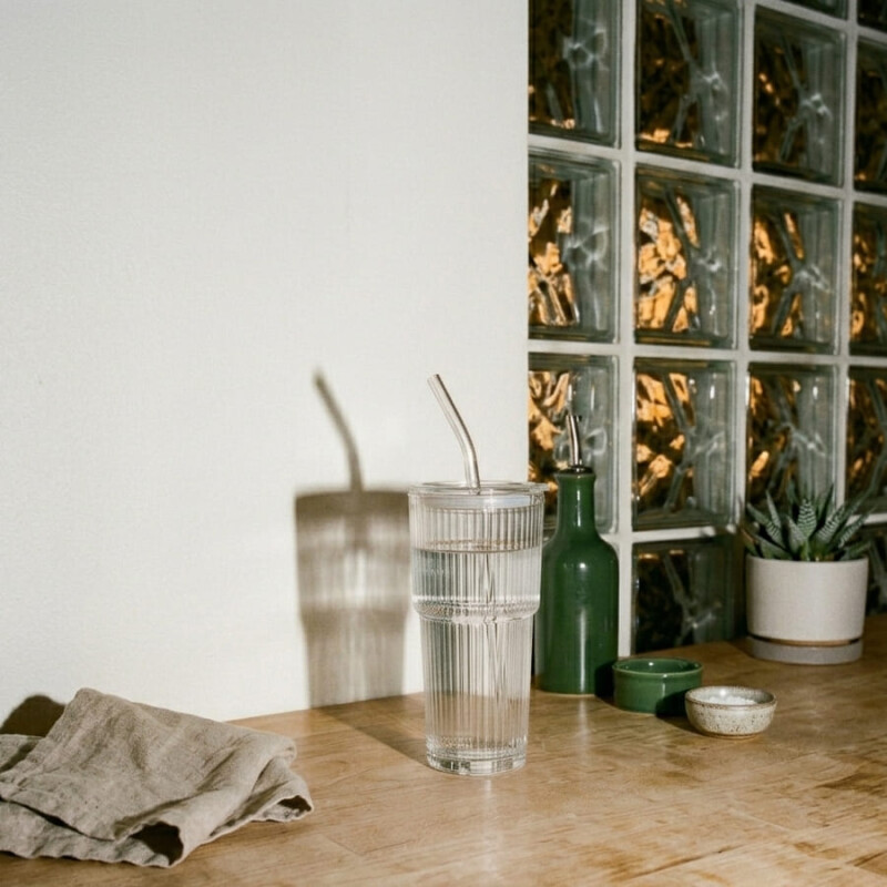 Vaso de vidrio con tapa y sorbito 600ml Vaso de vidrio con tapa y sorbito 600ml