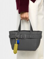 Bolso Tote Con Cinturón Y Colgante gris