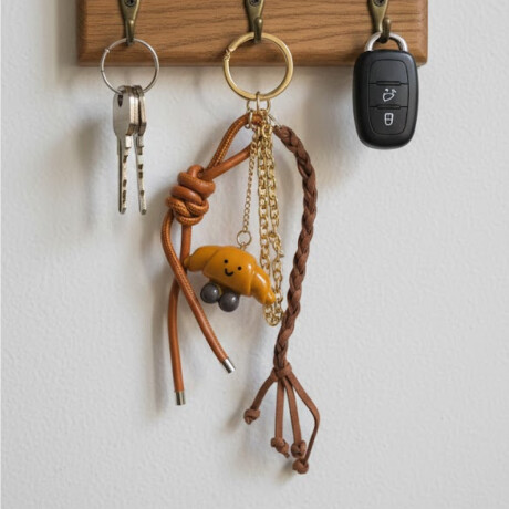 Llavero con accesorios Medialuna Marron