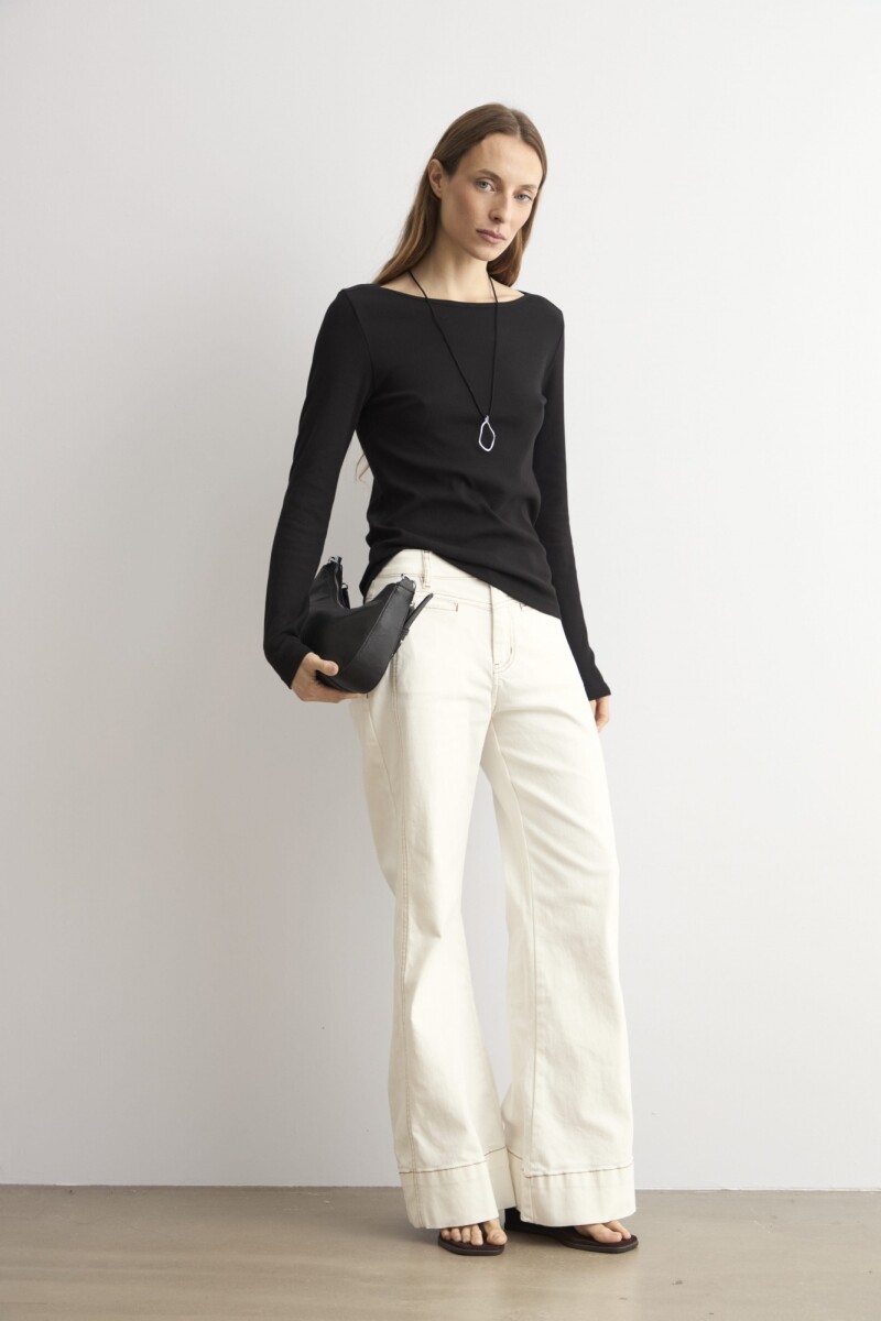 Remera escote bote - negro 