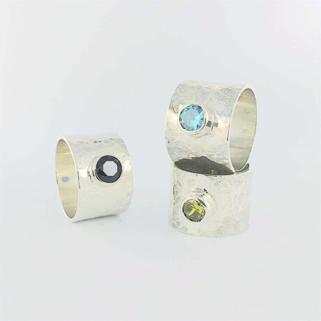 Anillo de plata 925 Martillado Con Circonia