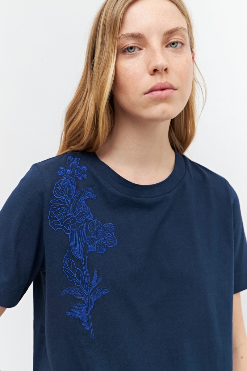 Remera con bordado floral azul marino