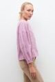 Blusa romántica con bordados lavanda