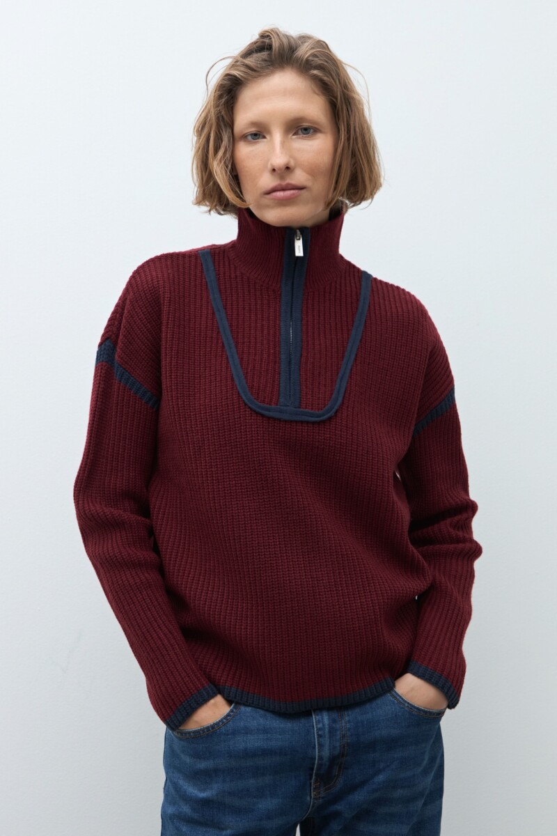 Sweater vivo en contraste bordo