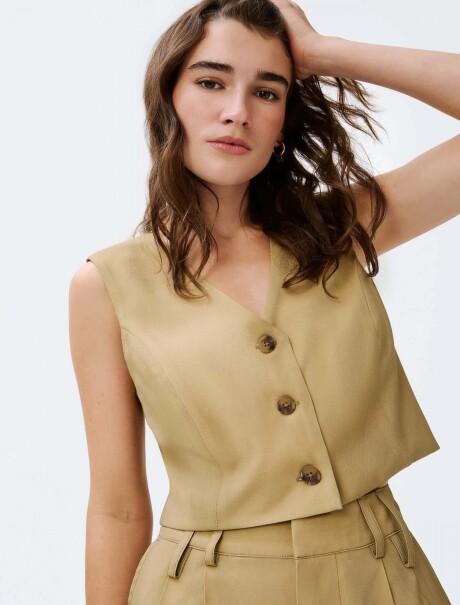 CHALECO CORTO CON BOTONES BEIGE