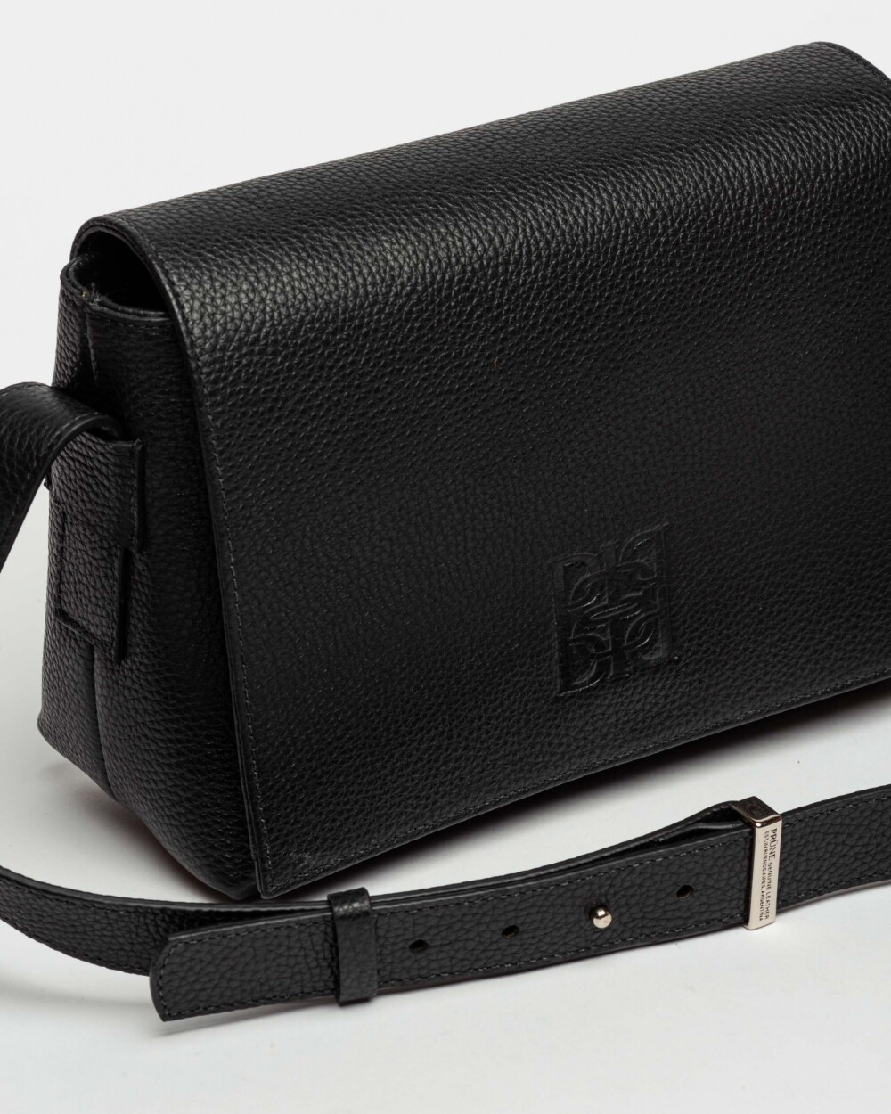 Bandolera Hana En Cuero Graneado Negro