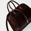 Cartera de Mano The Roots En Cuero Grabado Lagarto Marron