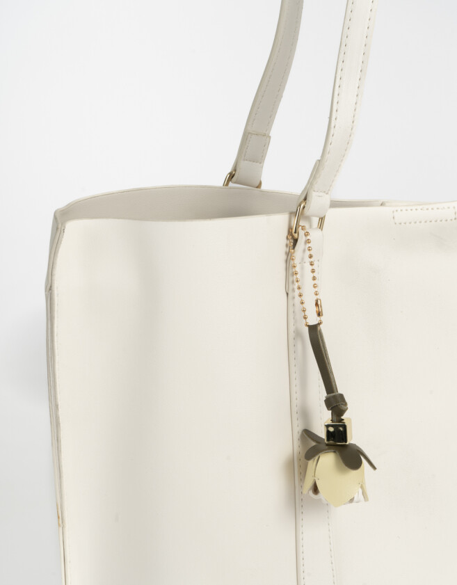 Shopper Cartera Shopper Con Charm - Blanco Crudo