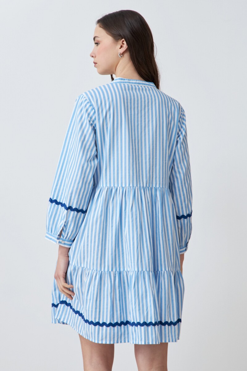 Vestido midi rayado con cinta aplicada celeste