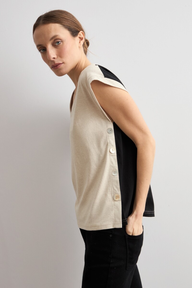 Remera bicolor con botones beige melange