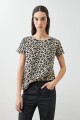 Remera escote a la base animal print tostado