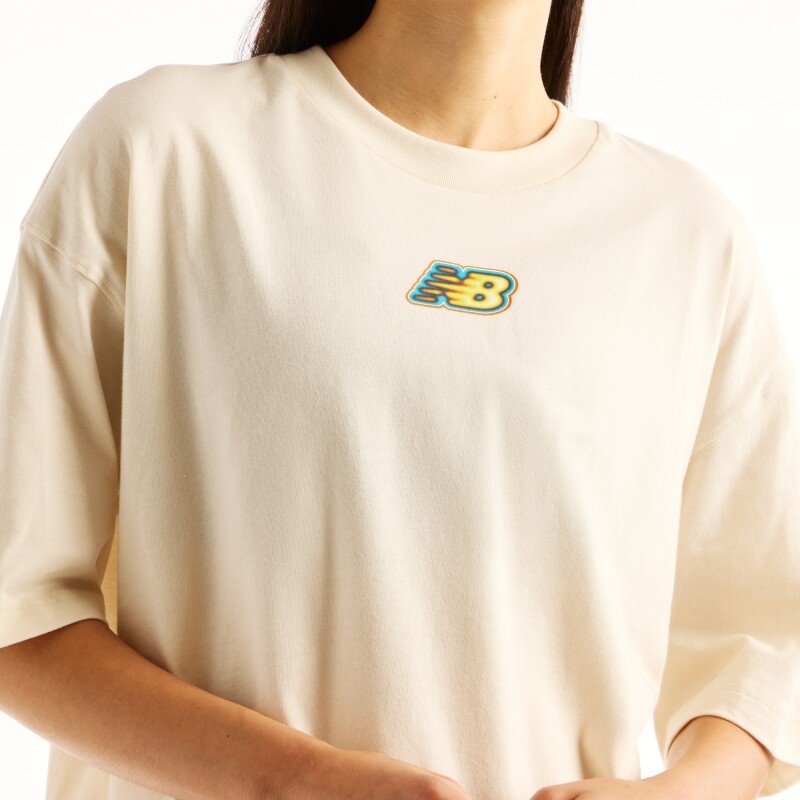 Remera New Balance de Dama - Sticker Pack - WT62P2R0LIN BEIGE