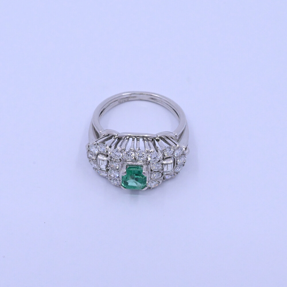 Anillo oro 18k blanco con esmeralda y brillantes. Anillo oro 18k blanco con esmeralda y brillantes.