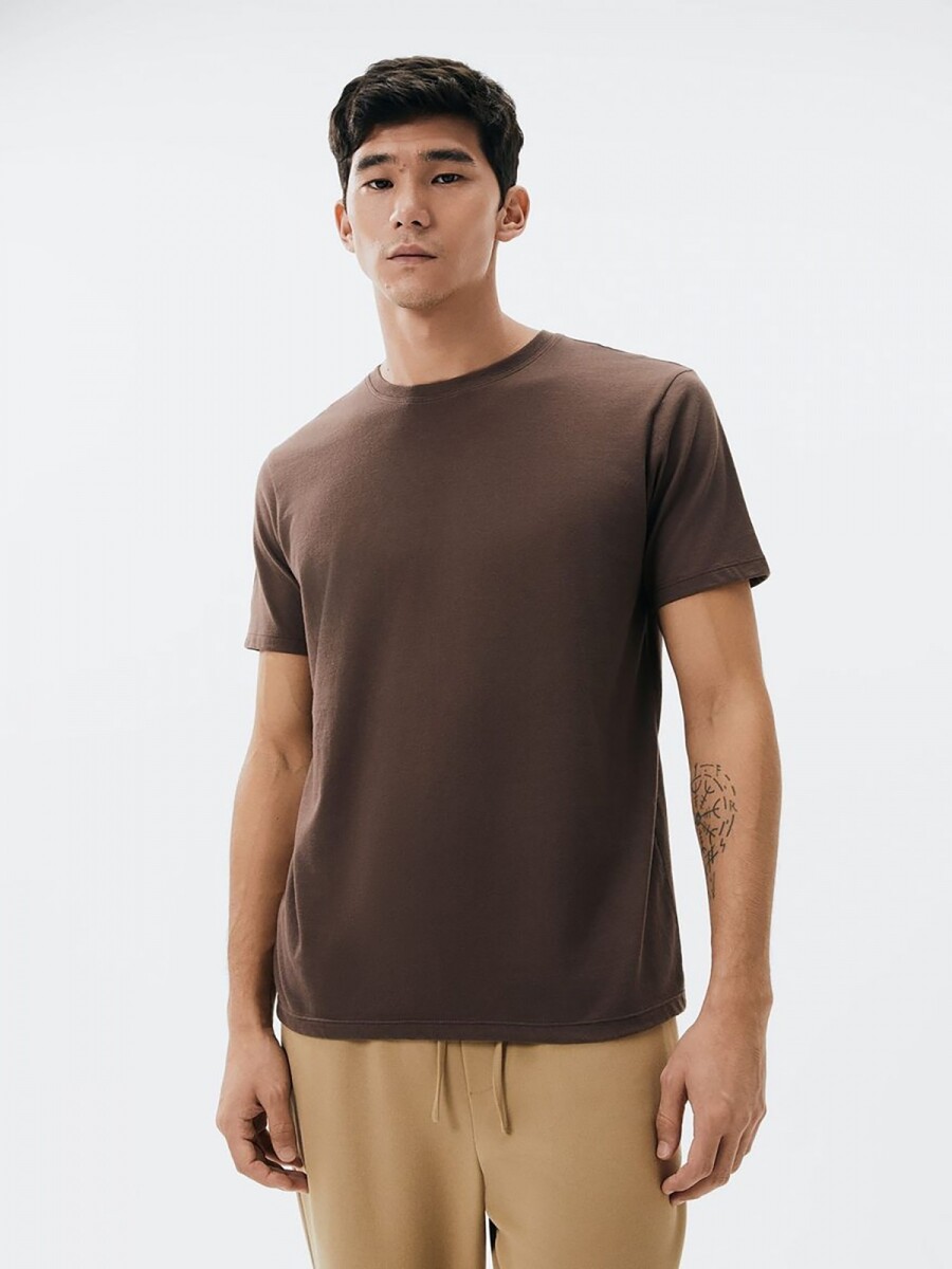 CAMISETAS BÁSICAS REGULAR WORLD - MARRÓN 