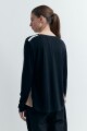 Blusa escote en V bicolor negro