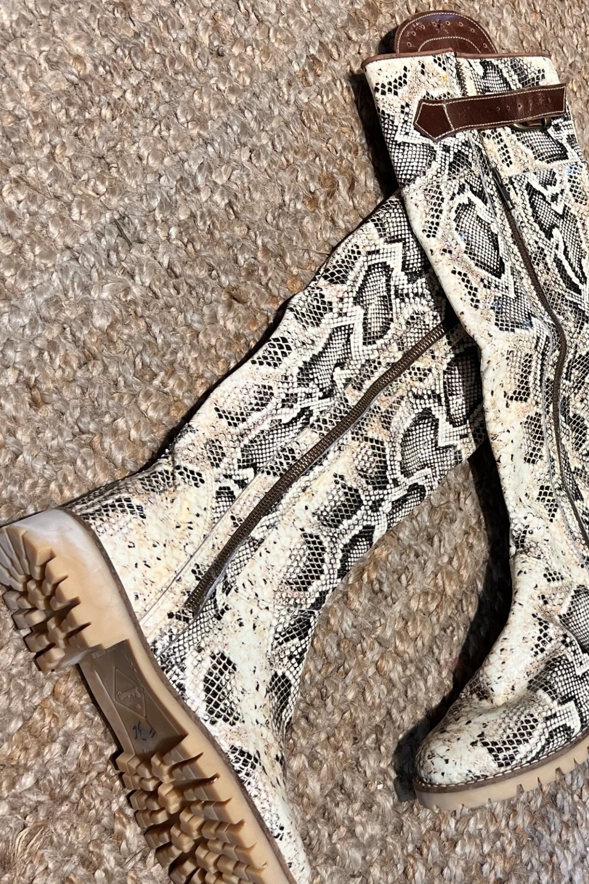 Cuatro Estaciones Cuero Vibora Blanco