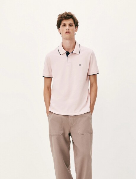 CAMISETA DE CUELLO CON BORDADO ROSADO